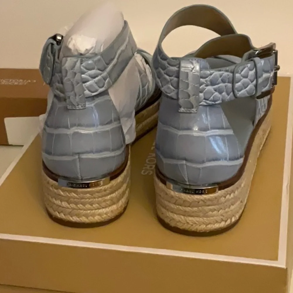 Michael Kors Darby Embossed Leather Sandal 8.5 NIB. - Picture 4 of 6